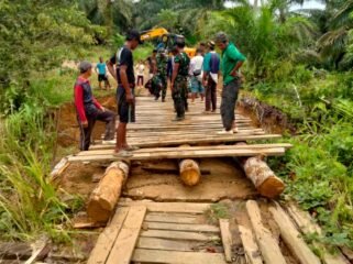 Jembatan darurat menuju MI Darul Furqon selesai dibangun secara gotong royong. Dok.Adnan Lolo.