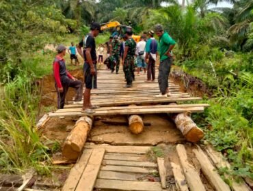 Jembatan darurat menuju MI Darul Furqon selesai dibangun secara gotong royong. Dok.Adnan Lolo.