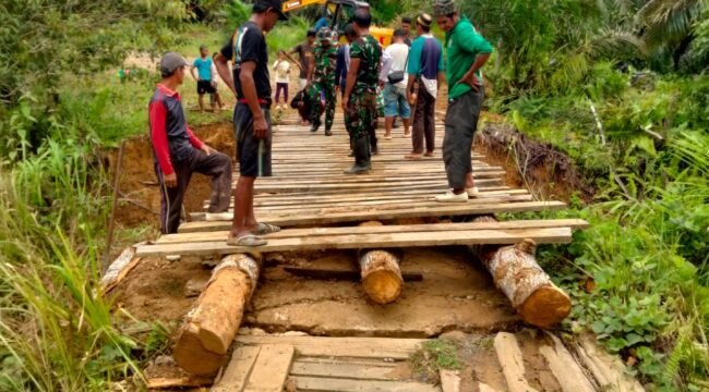 Jembatan darurat menuju MI Darul Furqon selesai dibangun secara gotong royong. Dok.Adnan Lolo.