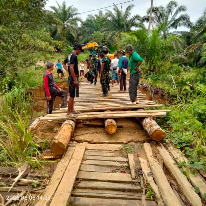 
					Jembatan darurat menuju MI Darul Furqon selesai dibangun secara gotong royong. Dok.Adnan Lolo.
