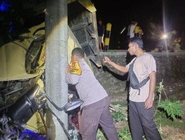 Sebuah truk perusahaan kelapa sawit di Sembakung Atulai mengalami laka lantas di tikungan Jembatan Mambulu dan menewaskan dua orang. Dok.Polres Nunukan.