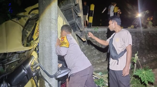 Sebuah truk perusahaan kelapa sawit di Sembakung Atulai mengalami laka lantas di tikungan Jembatan Mambulu dan menewaskan dua orang. Dok.Polres Nunukan.