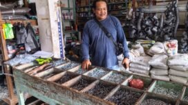 seorang warga sedang menanyakan harga material bangunan pasca melemahnya nilai tukar rupiah. Dok. Edy Santri.