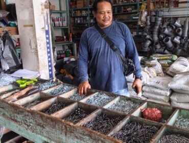 seorang warga sedang menanyakan harga material bangunan pasca melemahnya nilai tukar rupiah. Dok. Edy Santri.