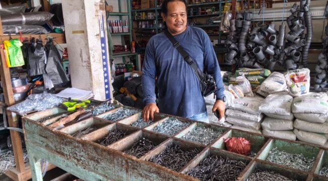 seorang warga sedang menanyakan harga material bangunan pasca melemahnya nilai tukar rupiah. Dok. Edy Santri.