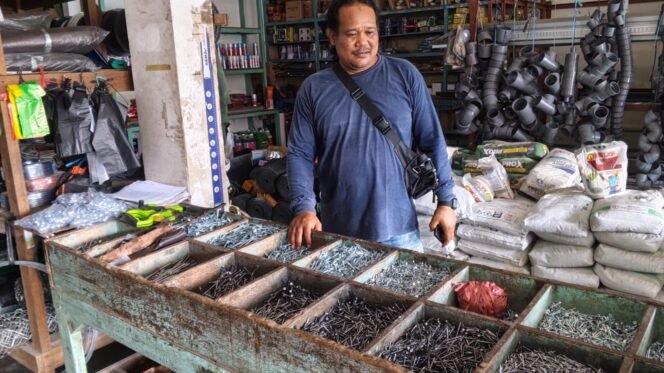 
					seorang warga sedang menanyakan harga material bangunan pasca melemahnya nilai tukar rupiah. Dok. Edy Santri.