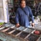seorang warga sedang menanyakan harga material bangunan pasca melemahnya nilai tukar rupiah. Dok. Edy Santri.
