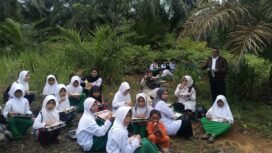 Puluhan murid MI Darul Furqon menikmati MBG di pinggir kali. Jembatan menuju sekolah ambruk memaksa anak anak nekat menyeberangi sungai banjir untuk menuju sekolah. Dok.Adnan Lolo.