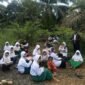 Puluhan murid MI Darul Furqon menikmati MBG di pinggir kali. Jembatan menuju sekolah ambruk memaksa anak anak nekat menyeberangi sungai banjir untuk menuju sekolah. Dok.Adnan Lolo.