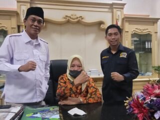 Ketua DPRD Nunukan, Rachma Leppa Hafid (duduk), Muhammad Mansur (kemeja putih) dan Andi Fajrul Syam. 