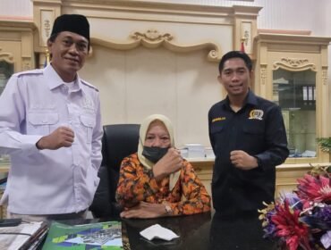 Ketua DPRD Nunukan, Rachma Leppa Hafid (duduk), Muhammad Mansur (kemeja putih) dan Andi Fajrul Syam. 
