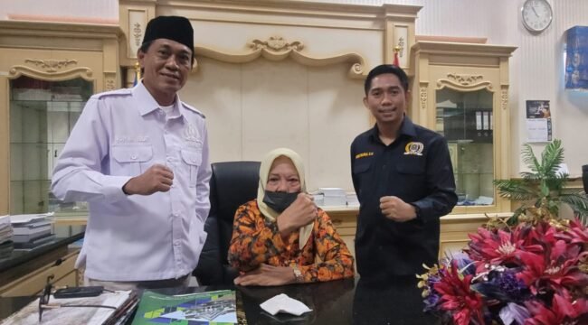 Ketua DPRD Nunukan, Rachma Leppa Hafid (duduk), Muhammad Mansur (kemeja putih) dan Andi Fajrul Syam. 