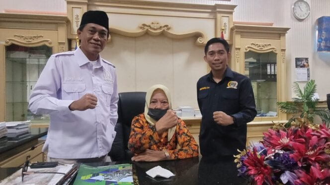 
					Ketua DPRD Nunukan, Rachma Leppa Hafid (duduk), Muhammad Mansur (kemeja putih) dan Andi Fajrul Syam. 