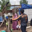 Petugas BPBD Nunukan meninjau rumah salah satu warga yang atapnya hilang akibat terjangan angin puting beliung, Kamis (25/6/2026). Dok.BPBD Nunukan.