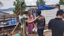 Petugas BPBD Nunukan meninjau rumah salah satu warga yang atapnya hilang akibat terjangan angin puting beliung, Kamis (25/6/2026). Dok.BPBD Nunukan.