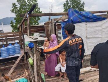 Petugas BPBD Nunukan meninjau rumah salah satu warga yang atapnya hilang akibat terjangan angin puting beliung, Kamis (25/6/2026). Dok.BPBD Nunukan.