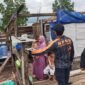 Petugas BPBD Nunukan meninjau rumah salah satu warga yang atapnya hilang akibat terjangan angin puting beliung, Kamis (25/6/2026). Dok.BPBD Nunukan.