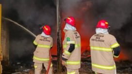 Sejumlah Petugas Damkar Nunukan saat mencoba memadamkan kebakaran di Jalan Manunggal Bhakti, Nunukan Timur. Dok.Disdamkar Nunukan.