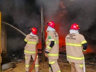 Sejumlah Petugas Damkar Nunukan saat mencoba memadamkan kebakaran di Jalan Manunggal Bhakti, Nunukan Timur. Dok.Disdamkar Nunukan.