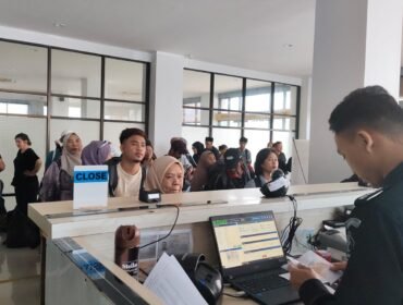 Pelayanan kedatangan dan keberangkatan di Tempat Pemeriksaan Imigrasi Tunon Taka Nunukan. Dok.Imigrasi Nunukan.