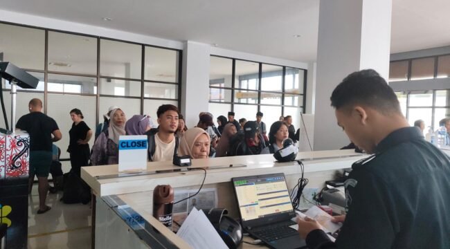 Pelayanan kedatangan dan keberangkatan di Tempat Pemeriksaan Imigrasi Tunon Taka Nunukan. Dok.Imigrasi Nunukan.