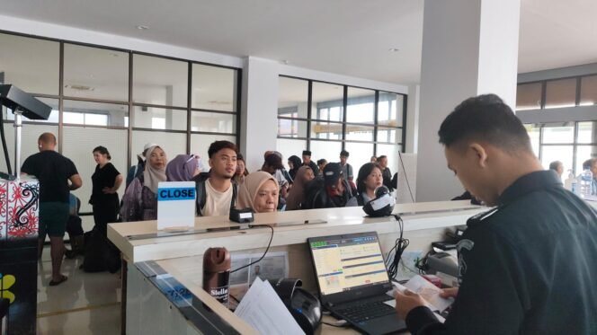 
					Pelayanan kedatangan dan keberangkatan di Tempat Pemeriksaan Imigrasi Tunon Taka Nunukan. Dok.Imigrasi Nunukan.