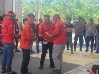 Masyarakat Adat Dayak menggelar aksi damai di depan Gedung DPRD Nunukan, menagih janji Pansus untuk penyelesaian konflik antara PT NBS dan masyarakat, Jumat (26/6/2026).