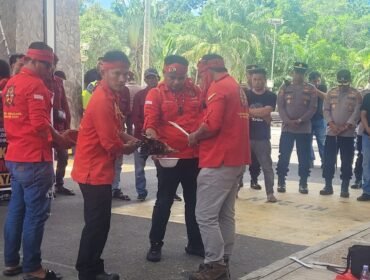 Masyarakat Adat Dayak menggelar aksi damai di depan Gedung DPRD Nunukan, menagih janji Pansus untuk penyelesaian konflik antara PT NBS dan masyarakat, Jumat (26/6/2026).