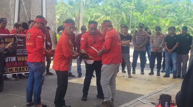 Masyarakat Adat Dayak menggelar aksi damai di depan Gedung DPRD Nunukan, menagih janji Pansus untuk penyelesaian konflik antara PT NBS dan masyarakat, Jumat (26/6/2026).