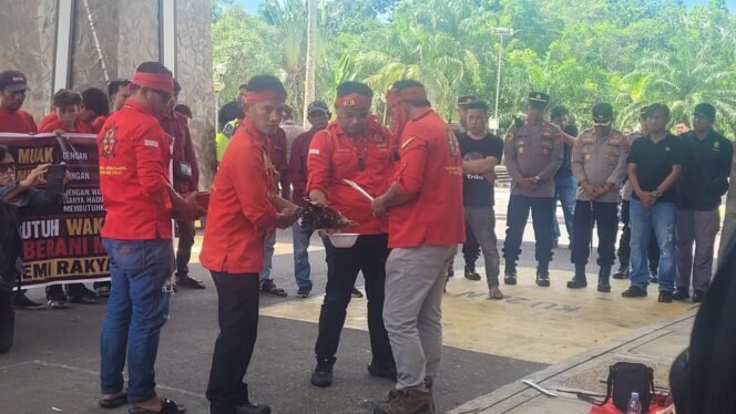 
					Masyarakat Adat Dayak menggelar aksi damai di depan Gedung DPRD Nunukan, menagih janji Pansus untuk penyelesaian konflik antara PT NBS dan masyarakat, Jumat (26/6/2026).