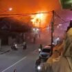 Warga merekam terjadinya ledakan di trafo tiang listrik PLN saat kebakaran menghanguskan Toko Sembako di Jalan RA Kartini, Jumat (19/6/2026) malam. Dok.Ihsan.