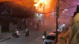 Warga merekam terjadinya ledakan di trafo tiang listrik PLN saat kebakaran menghanguskan Toko Sembako di Jalan RA Kartini, Jumat (19/6/2026) malam. Dok.Ihsan.