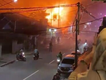Warga merekam terjadinya ledakan di trafo tiang listrik PLN saat kebakaran menghanguskan Toko Sembako di Jalan RA Kartini, Jumat (19/6/2026) malam. Dok.Ihsan.