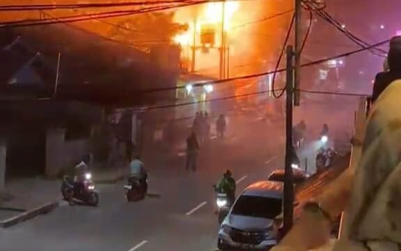 Warga merekam terjadinya ledakan di trafo tiang listrik PLN saat kebakaran menghanguskan Toko Sembako di Jalan RA Kartini, Jumat (19/6/2026) malam. Dok.Ihsan.
