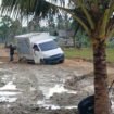 Mobil MBG milik SPPG Sebatik Timur terjebak lumpur. Insiden ini mengakibatkan pengiriman ke sekolah terlambat, Dok.Asdar.
