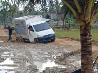 Mobil MBG milik SPPG Sebatik Timur terjebak lumpur. Insiden ini mengakibatkan pengiriman ke sekolah terlambat, Dok.Asdar.