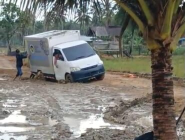 Mobil MBG milik SPPG Sebatik Timur terjebak lumpur. Insiden ini mengakibatkan pengiriman ke sekolah terlambat, Dok.Asdar.