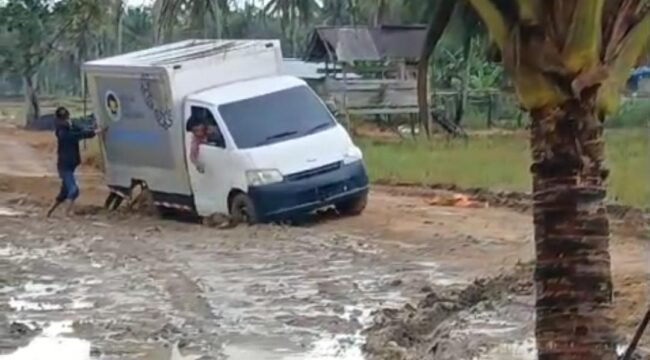 Mobil MBG milik SPPG Sebatik Timur terjebak lumpur. Insiden ini mengakibatkan pengiriman ke sekolah terlambat, Dok.Asdar.