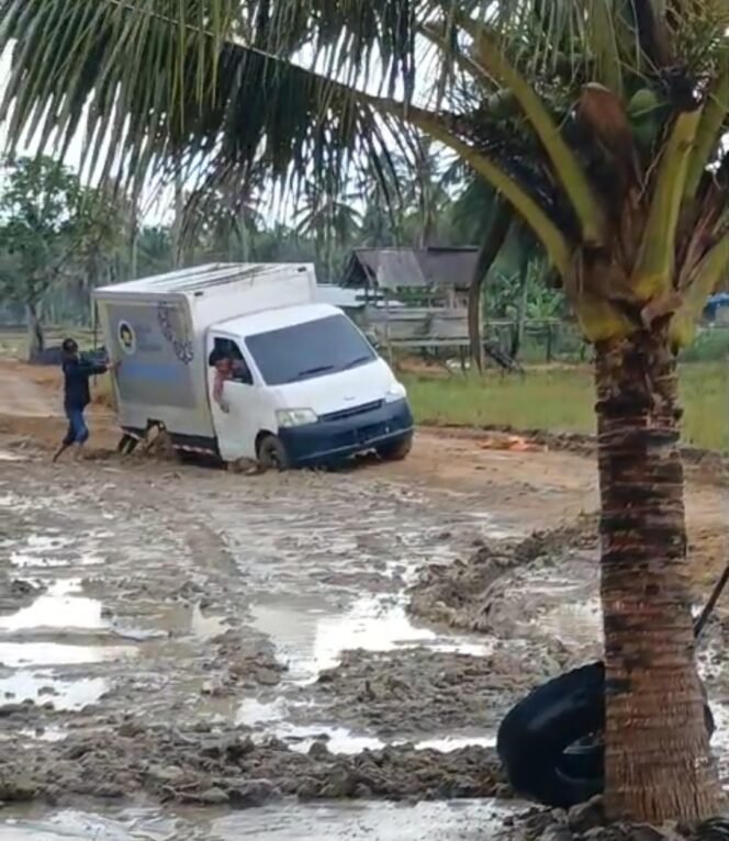 
					Mobil MBG milik SPPG Sebatik Timur terjebak lumpur. Insiden ini mengakibatkan pengiriman ke sekolah terlambat, Dok.Asdar.