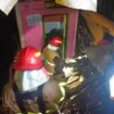 Respon cepat petugas Damkar Nunukan saat kebakaran rumah di Jalan Bhayangkara, Kamis (18/6/2026) dini hari, berhasil mencegah kebakaran di areal pemukiman padat penduduk. Dok.Disdamkar Nunukan.