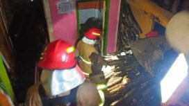 Respon cepat petugas Damkar Nunukan saat kebakaran rumah di Jalan Bhayangkara, Kamis (18/6/2026) dini hari, berhasil mencegah kebakaran di areal pemukiman padat penduduk. Dok.Disdamkar Nunukan.