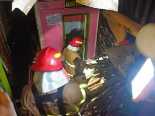 Respon cepat petugas Damkar Nunukan saat kebakaran rumah di Jalan Bhayangkara, Kamis (18/6/2026) dini hari, berhasil mencegah kebakaran di areal pemukiman padat penduduk. Dok.Disdamkar Nunukan.