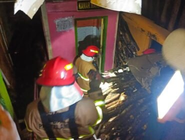 Respon cepat petugas Damkar Nunukan saat kebakaran rumah di Jalan Bhayangkara, Kamis (18/6/2026) dini hari, berhasil mencegah kebakaran di areal pemukiman padat penduduk. Dok.Disdamkar Nunukan.