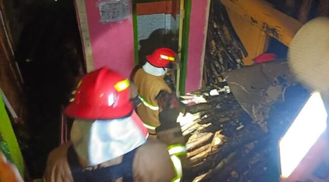 Respon cepat petugas Damkar Nunukan saat kebakaran rumah di Jalan Bhayangkara, Kamis (18/6/2026) dini hari, berhasil mencegah kebakaran di areal pemukiman padat penduduk. Dok.Disdamkar Nunukan.