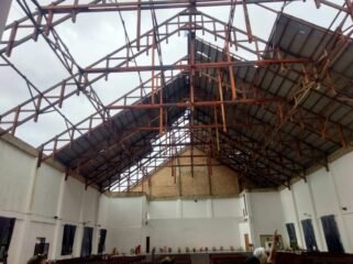 Sebagian atap gereja GKII Long Bawan Krayan hilang diterbangkan angin kencang yang terjadi Kamis (16/7/2026). Dok.Jerry.