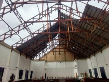 Sebagian atap gereja GKII Long Bawan Krayan hilang diterbangkan angin kencang yang terjadi Kamis (16/7/2026). Dok.Jerry.