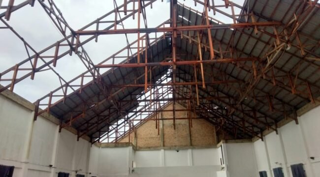 Sebagian atap gereja GKII Long Bawan Krayan hilang diterbangkan angin kencang yang terjadi Kamis (16/7/2026). Dok.Jerry.