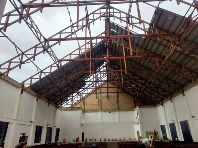 
					Sebagian atap gereja GKII Long Bawan Krayan hilang diterbangkan angin kencang yang terjadi Kamis (16/7/2026). Dok.Jerry.