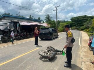 Petugas polisi saat mengamankan TKP terjadinya laka lantas antara Mobil Avanza dan sepeda motor yang dikendarai Lansia 69 tahun di Sebatik. Pengendara motor tewas dalam insiden ini. Dok.Polres Nunukan.