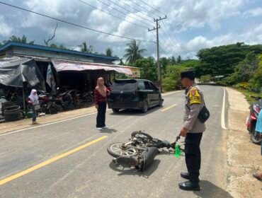 Petugas polisi saat mengamankan TKP terjadinya laka lantas antara Mobil Avanza dan sepeda motor yang dikendarai Lansia 69 tahun di Sebatik. Pengendara motor tewas dalam insiden ini. Dok.Polres Nunukan.